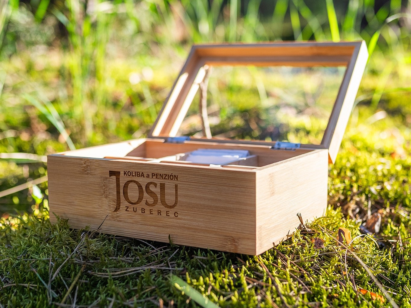 dřevěný box na čaje se skleněným víkem a gravírovaným logem (5)